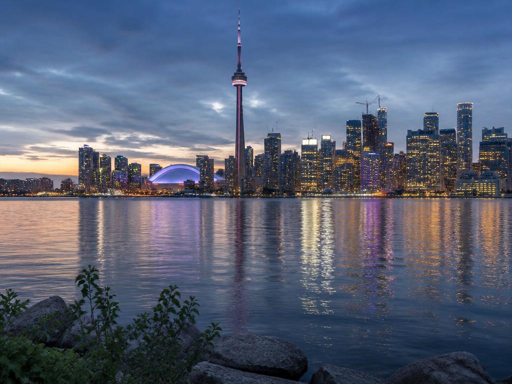 Skyline de Toronto refletido no lago no fim da tarde