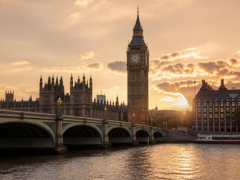 Big Ben e a Ponte de Westminster em Londres ao pôr do sol