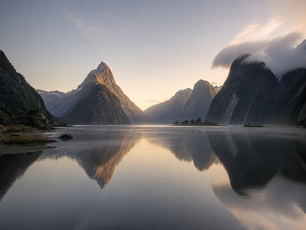 Montanhas e águas calmas de Milford Sound na Nova Zelândia
